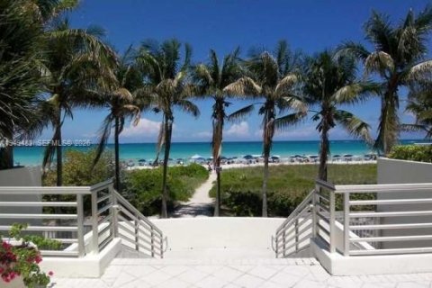 Condo in Miami Beach, Florida, 2 bedrooms  № 2010280 - photo 10