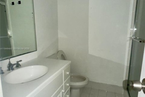 Condo in Miami Beach, Florida, 2 bedrooms  № 2010280 - photo 19