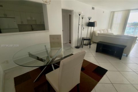 Condo in Miami Beach, Florida, 2 bedrooms  № 2010280 - photo 13