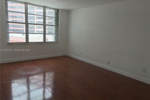 Condo in Miami Beach, Florida, 2 bedrooms  № 2010280 - photo 22