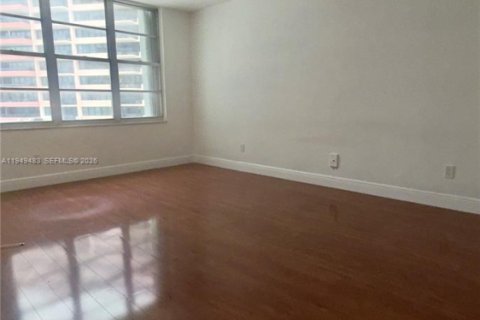 Condo in Miami Beach, Florida, 2 bedrooms  № 2010280 - photo 23