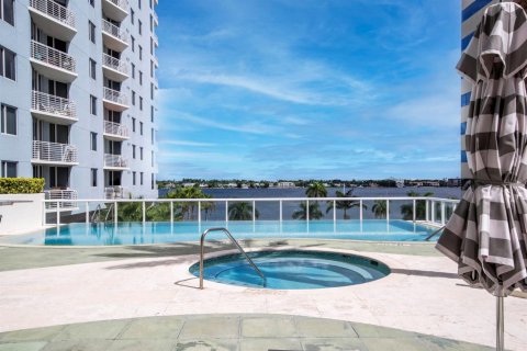 Condo in West Palm Beach, Florida, 1 bedroom № 2081765 - photo 23