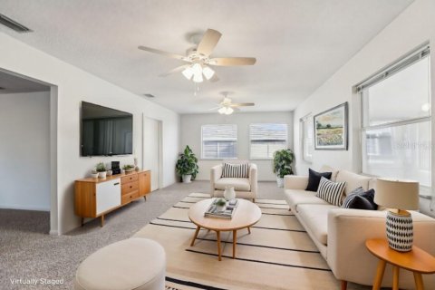House in Sun City Center, Florida 2 bedrooms, 165.18 sq.m. № 1800335 - photo 14