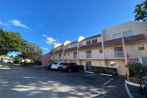 Condo in Coral Springs, Florida, 3 bedrooms  № 1951828 - photo 1