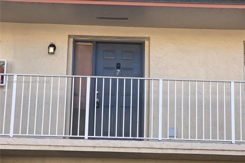 Condo in Coral Springs, Florida, 3 bedrooms  № 1951828 - photo 2