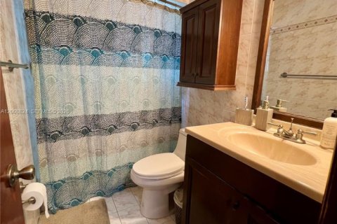 House in Miami, Florida 4 bedrooms, 208.66 sq.m. № 2074453 - photo 29