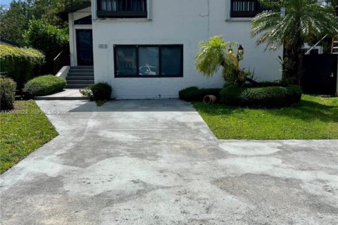 House in Miami, Florida 4 bedrooms, 208.66 sq.m. № 2074453