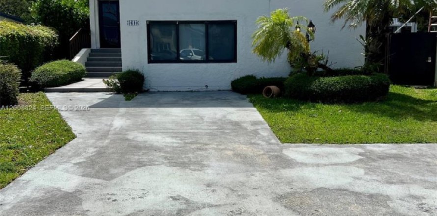 House in Miami, Florida 4 bedrooms, 208.66 sq.m. № 2074453