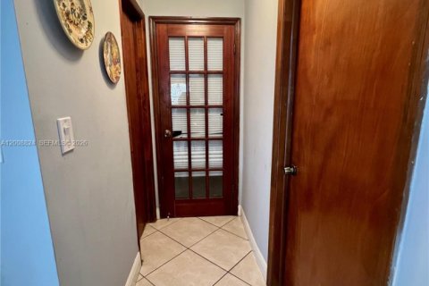 House in Miami, Florida 4 bedrooms, 208.66 sq.m. № 2074453 - photo 10
