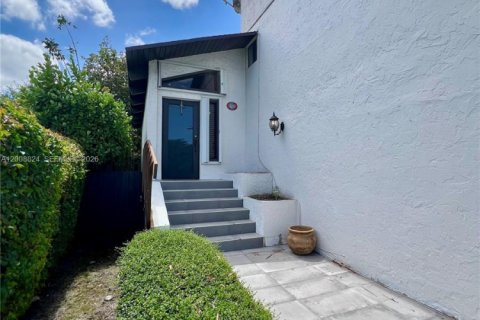 House in Miami, Florida 4 bedrooms, 208.66 sq.m. № 2074453 - photo 3