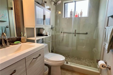 House in Miami, Florida 4 bedrooms, 208.66 sq.m. № 2074453 - photo 11