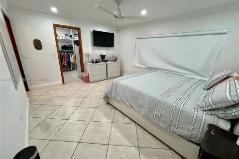 House in Miami, Florida 4 bedrooms, 208.66 sq.m. № 2074453 - photo 16