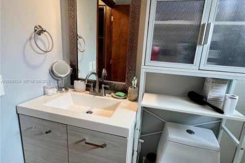 House in Miami, Florida 4 bedrooms, 208.66 sq.m. № 2074453 - photo 12
