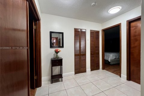House in Miami, Florida 4 bedrooms, 208.66 sq.m. № 2074453 - photo 25