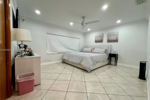 House in Miami, Florida 4 bedrooms, 208.66 sq.m. № 2074453 - photo 15