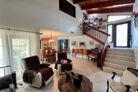 House in Miami, Florida 4 bedrooms, 208.66 sq.m. № 2074453 - photo 5