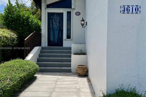 House in Miami, Florida 4 bedrooms, 208.66 sq.m. № 2074453 - photo 2