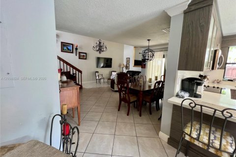 House in Miami, Florida 4 bedrooms, 208.66 sq.m. № 2074453 - photo 21