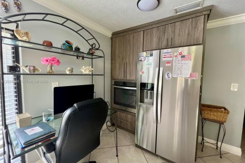 House in Miami, Florida 4 bedrooms, 208.66 sq.m. № 2074453 - photo 8