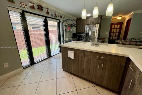 House in Miami, Florida 4 bedrooms, 208.66 sq.m. № 2074453 - photo 7