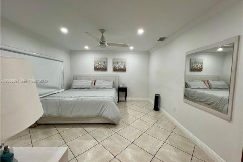 House in Miami, Florida 4 bedrooms, 208.66 sq.m. № 2074453 - photo 17