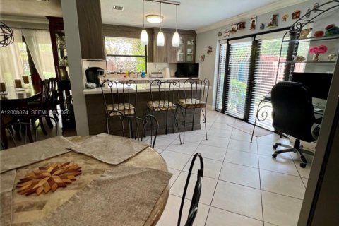 House in Miami, Florida 4 bedrooms, 208.66 sq.m. № 2074453 - photo 9