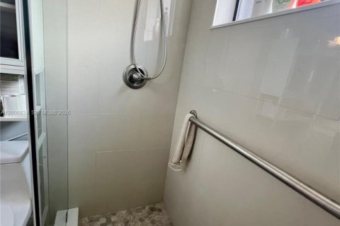 House in Miami, Florida 4 bedrooms, 208.66 sq.m. № 2074453 - photo 13