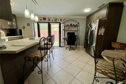 House in Miami, Florida 4 bedrooms, 208.66 sq.m. № 2074453 - photo 6