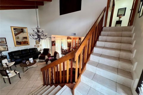 House in Miami, Florida 4 bedrooms, 208.66 sq.m. № 2074453 - photo 4
