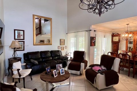 House in Miami, Florida 4 bedrooms, 208.66 sq.m. № 2074453 - photo 22