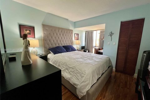 House in Miami, Florida 4 bedrooms, 208.66 sq.m. № 2074453 - photo 26