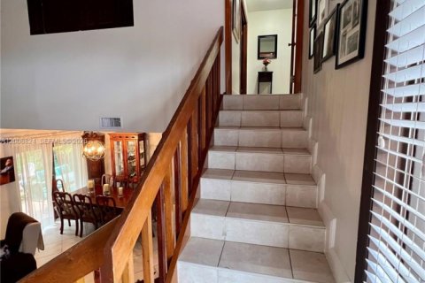 House in Miami, Florida 4 bedrooms, 208.66 sq.m. № 2074453 - photo 23