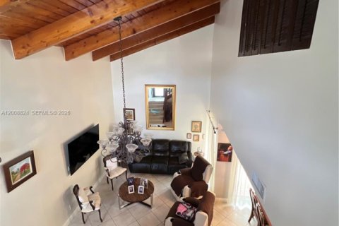 House in Miami, Florida 4 bedrooms, 208.66 sq.m. № 2074453 - photo 24