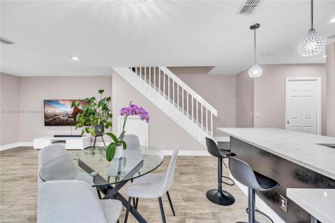 Townhouse in Pembroke Pines, Florida 3 bedrooms, 123.75 sq.m. № 1809880 - photo 13