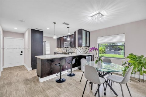 Townhouse in Pembroke Pines, Florida 3 bedrooms, 123.75 sq.m. № 1809880 - photo 5