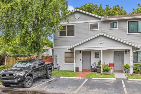 Townhouse in Pembroke Pines, Florida 3 bedrooms, 123.75 sq.m. № 1809880 - photo 1