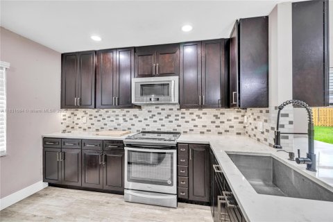 Townhouse in Pembroke Pines, Florida 3 bedrooms, 123.75 sq.m. № 1809880 - photo 7