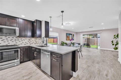 Townhouse in Pembroke Pines, Florida 3 bedrooms, 123.75 sq.m. № 1809880 - photo 3