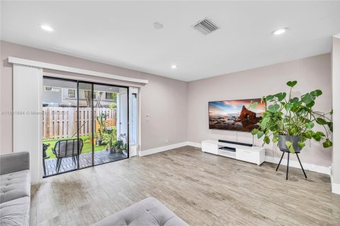 Townhouse in Pembroke Pines, Florida 3 bedrooms, 123.75 sq.m. № 1809880 - photo 14