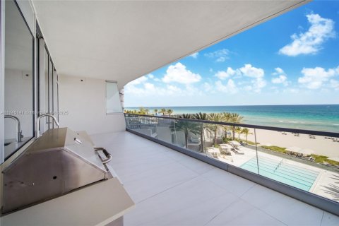 Condo in Sunny Isles Beach, Florida, 3 bedrooms  № 1859638 - photo 1