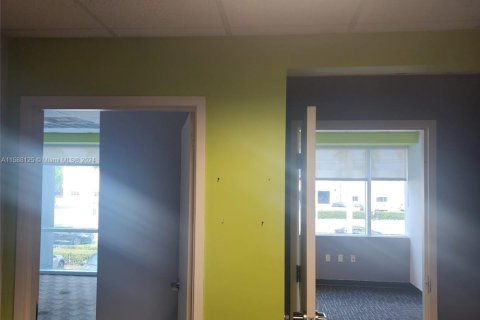 Oficina en alquiler en Doral, Florida № 1177206 - foto 1