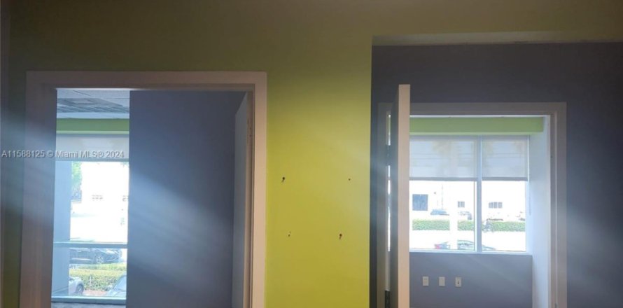 Oficina en Doral, Florida № 1177206