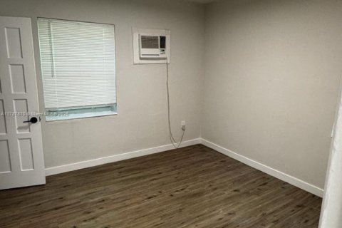 Casa en alquiler en Miami, Florida, 2 dormitorios, 73.39 m2 № 1936909 - foto 2