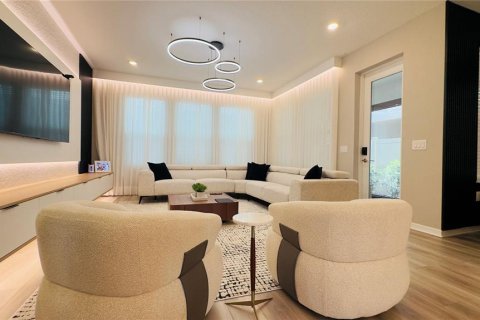 House in Winter Garden, Florida 5 bedrooms, 253.16 sq.m. № 2296354 - photo 9