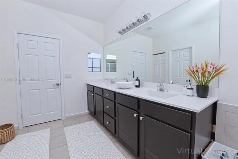 Villa ou maison à vendre à Hialeah, Floride: 4 chambres, 228.73 m2 № 1950531 - photo 25