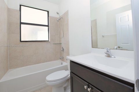 Villa ou maison à vendre à Hialeah, Floride: 4 chambres, 228.73 m2 № 1950531 - photo 17