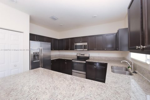Villa ou maison à vendre à Hialeah, Floride: 4 chambres, 228.73 m2 № 1950531 - photo 10