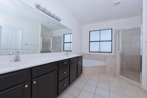 Villa ou maison à vendre à Hialeah, Floride: 4 chambres, 228.73 m2 № 1950531 - photo 24
