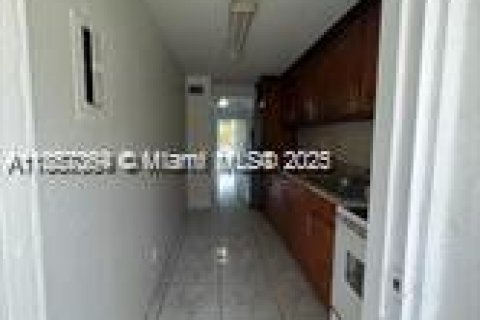 Снять в аренду квартиру в Норт-Майами-Бич, Флорида 2 спальни, 74.32м2, № 1881679 - фото 5