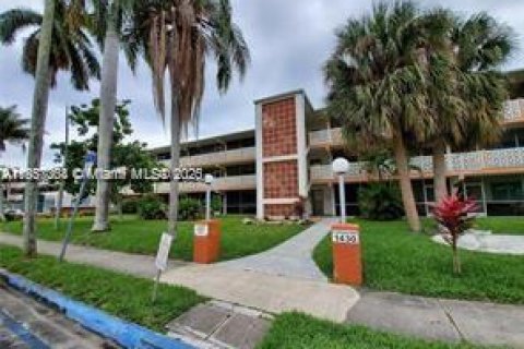 Снять в аренду квартиру в Норт-Майами-Бич, Флорида 2 спальни, 74.32м2, № 1881679 - фото 1